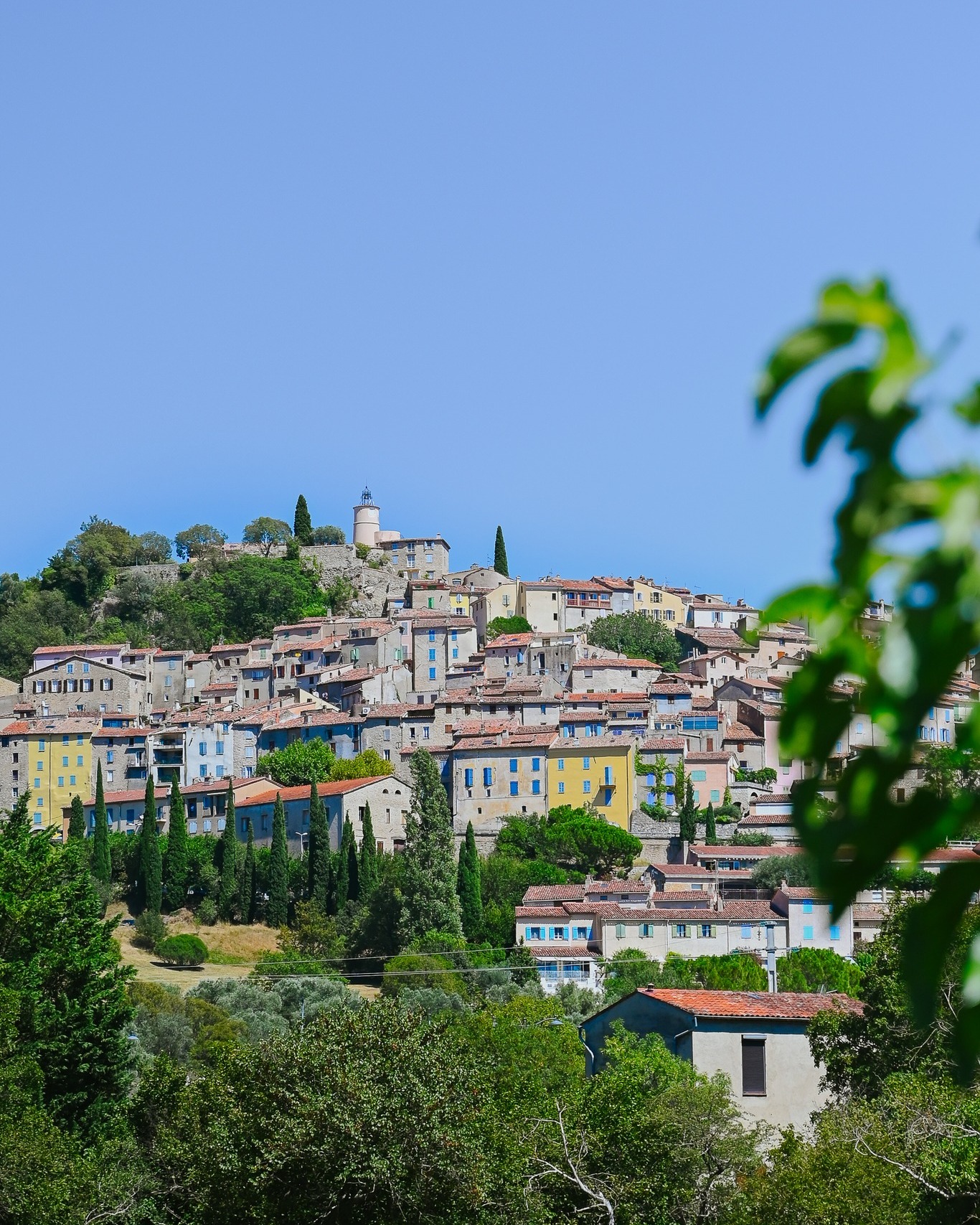 ✨ Vous pourrez apercevoir le village depuis nos chambres "Tilleul" et "Olivier"!
Nous proposons quatre chambres de caractère, pour des clients exigeants à la recherche d’une élégance discrète et d’un retour à la nature en séjour de chambres d’hôtes : mas-des-romarins.com
🌿 You can see the village from our "Tilleul" and "Olivier" rooms !
We have four characterful bedrooms available to discerning guests looking for understated, back-to-nature luxury on a bed and breakfast basis : mas-des-romarins.com
_______________________
#masdesromarins #paysdefayence #myprovence #cotedazurnow #visitvar #visitesterel #departementduvar #bedandbreakfast #chambresdhotes #provenceguide #provencetourisme #vartourisme #jeredecouvrelafrance #onatousbesoindusud #jaimelapaca #airbnbsuperhost #tourismefrance #fayence #frenchcountryside #village #southoffrancevillage
