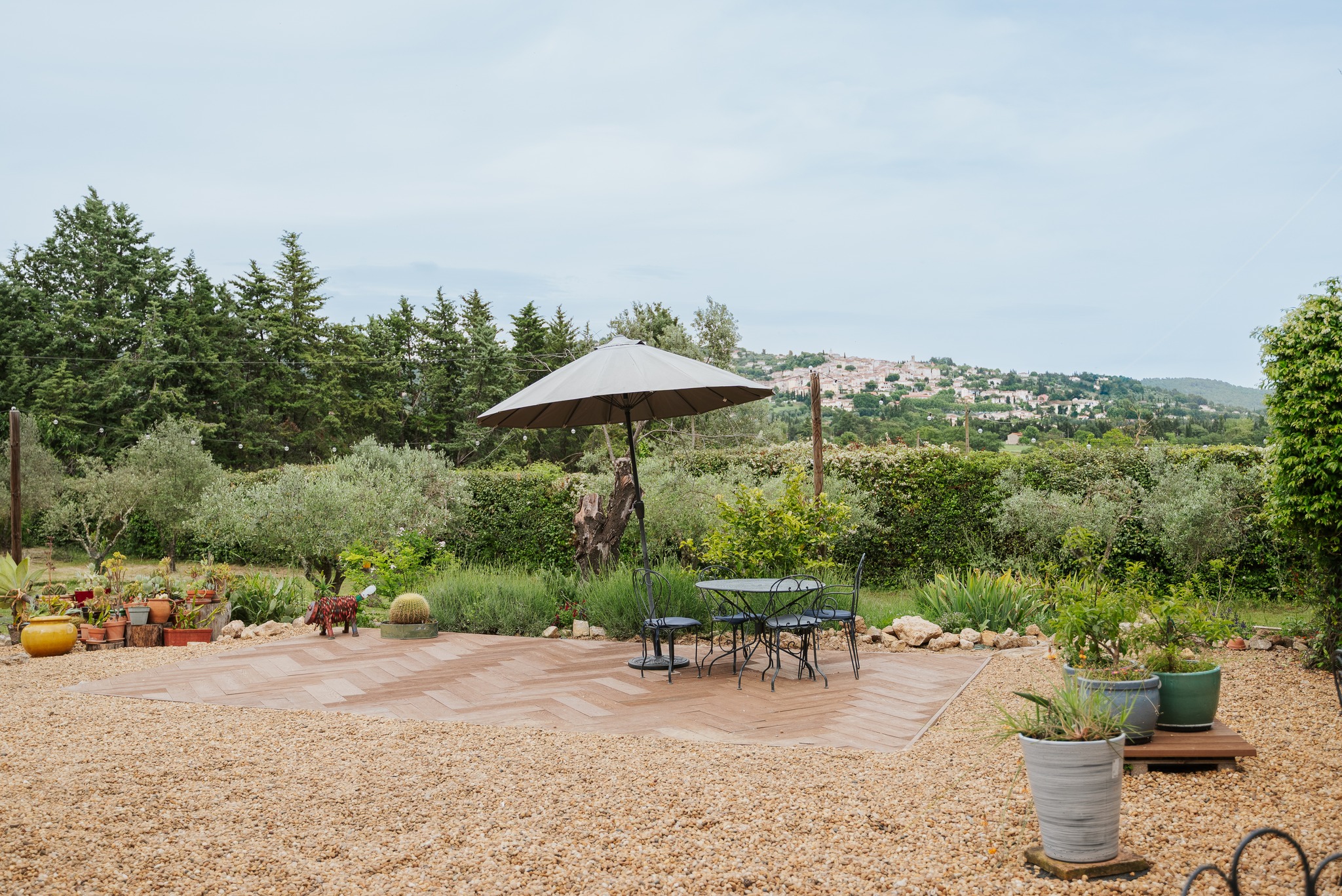 ✨ Le résultat final… Le jour, c’est une terrasse paisible, baignée de lumière, parfaite pour savourer un verre ou se détendre en bonne compagnie. Mais à la nuit tombée… la magie opère : les guirlandes s’illuminent, la musique s’invite, et la terrasse se transforme en un véritable dance-floor à ciel ouvert, prêt à accueillir vos plus beaux souvenirs.
Nous avons hâte de l’inaugurer avec les mariages à venir — et de le voir s’animer lors de notre grande soirée du 29 juillet en collaboration avec Musique Cordiale.
✨ The final result…
By day, it's a peaceful terrace bathed in light — the perfect spot to enjoy a drink or relax in good company. But as night falls, the magic begins: fairy lights glow, music fills the air, and the space transforms into an open-air dance floor, ready to host your most unforgettable memories.
We can’t wait to inaugurate it with the upcoming weddings — and to see it come alive during our grand evening on July 29 in collaboration with Musique Cordiale.
#masdesromarins #maisonsdhotesdeprovence #paysdefayence #chambresdhotesprovence #bedandbreakfastprovence #chambresdhotes #slowtravel #séjourenprovence #musiquecordiale #musiqueclassique