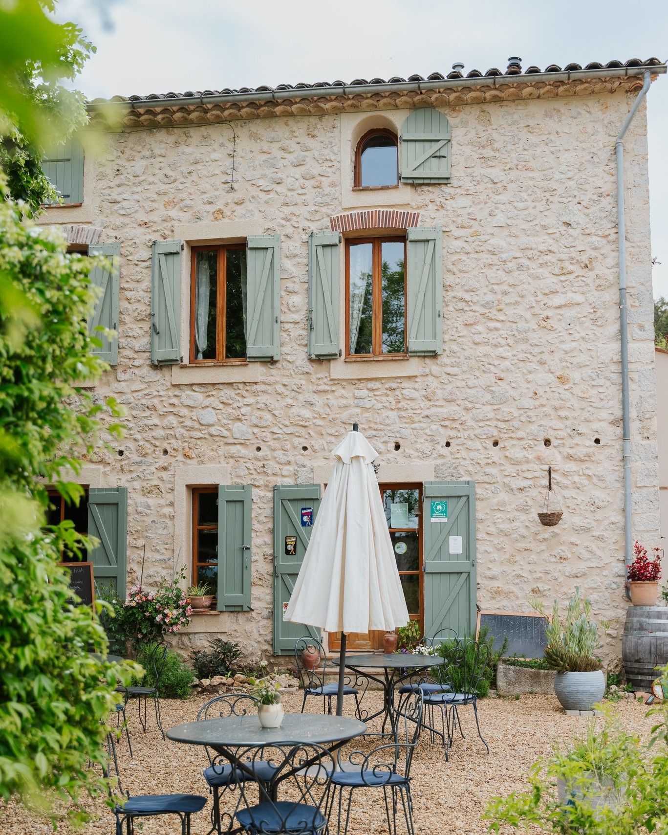 ✨ Rénovée avec soin, la façade en pierres du Mas des Romarins a retrouvé tout son éclat d’origine : une allure noble et intemporelle qui incarne l’âme du lieu. Et pour sublimer cette toile provençale, nous avons transformé le lien en écri végétal mêlant plantes et fleurs parfumées, essences locales et touches fleuries. Une végétalisation pensée comme une invitation à la rêverie, entre senteurs délicates et couleurs vibrantes.
🌸 Carefully restored, the stone façade of the Mas des Romarins has regained its original charm : a noble and timeless presence that captures the soul of the place. To enhance this Provençal canvas, we’ve transformed the setting into a lush haven, blending fragrant flowers, local plants, and colourful blooms. A garden design imagined as an invitation to daydream, where delicate scents and vibrant hues awaken the senses.
#masdesromarins #maisonsdhotesdeprovence #paysdefayence #chambresdhotesprovence #bedandbreakfastprovence #chambresdhotes #slowtravel #séjourenprovence