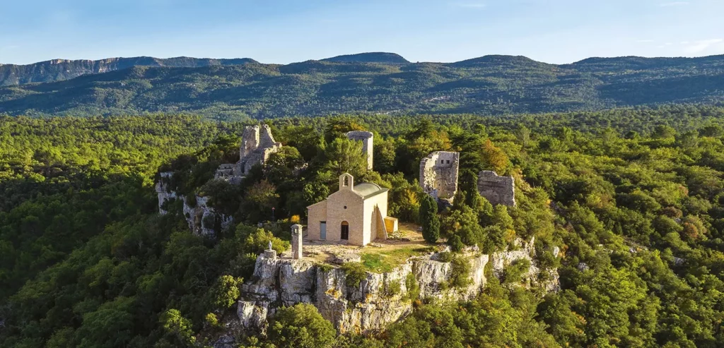 Ruines et église provençale - Mas des Romarins